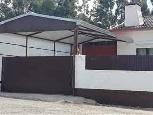 Coberto chapa sanduíche, portão e gradeamento