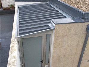 Garagem com portas secsionadas, extrutura metalica e chapa sanduiche